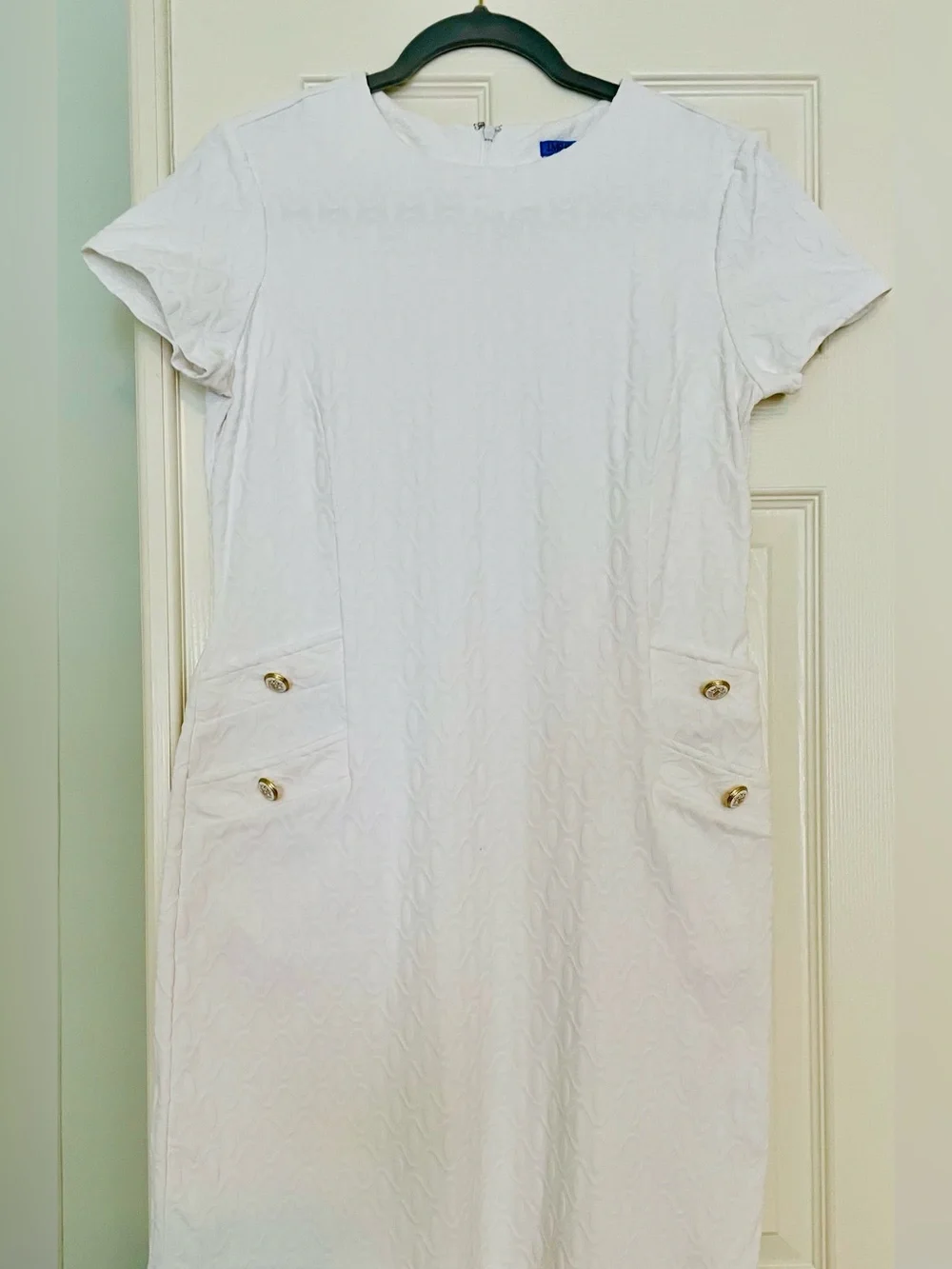 J. McLaughlin White Textured Jacquard Shift Dress Gold Button Pockets